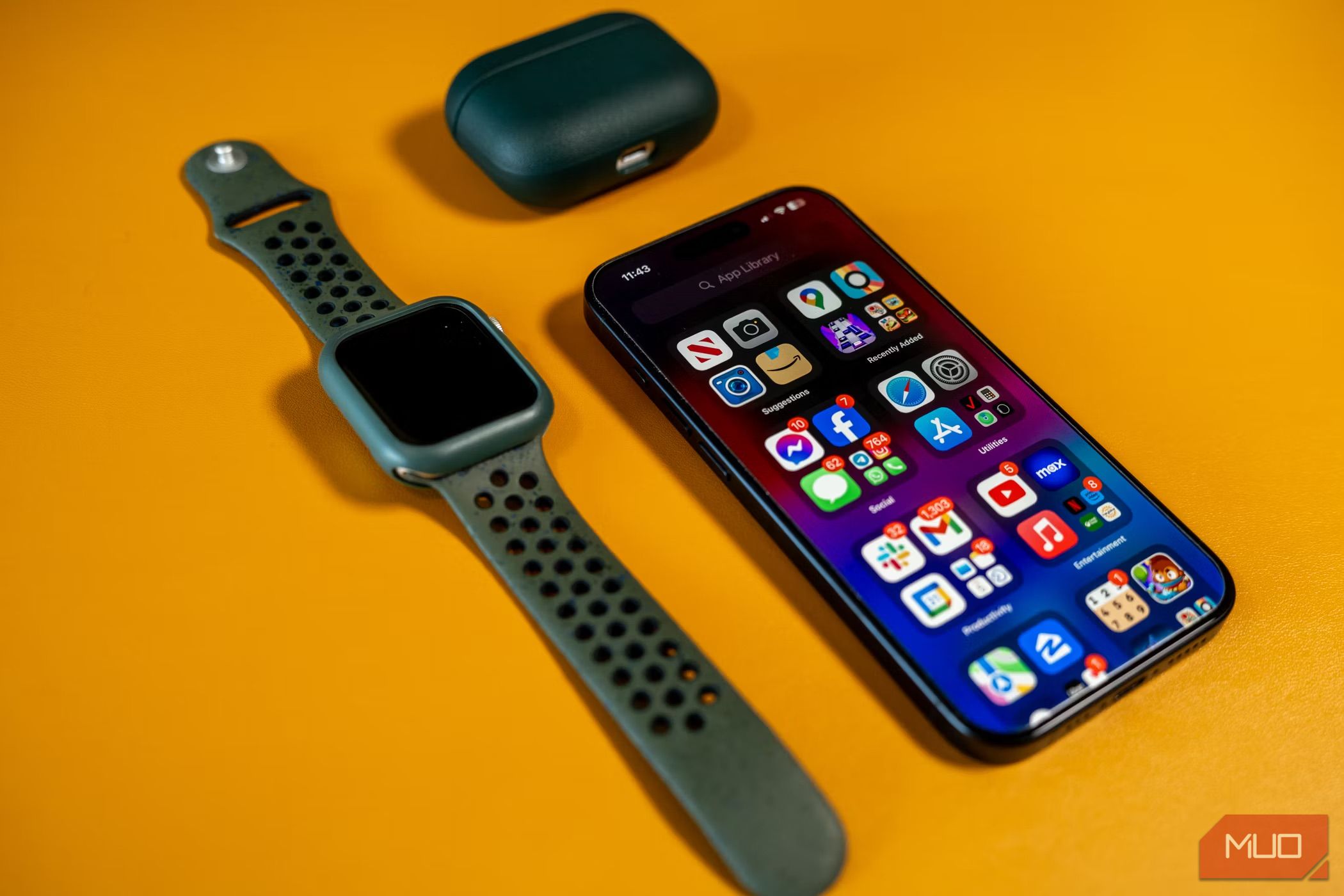 iPhone 15 Pro إلى جانب Apple Watch وAirPods