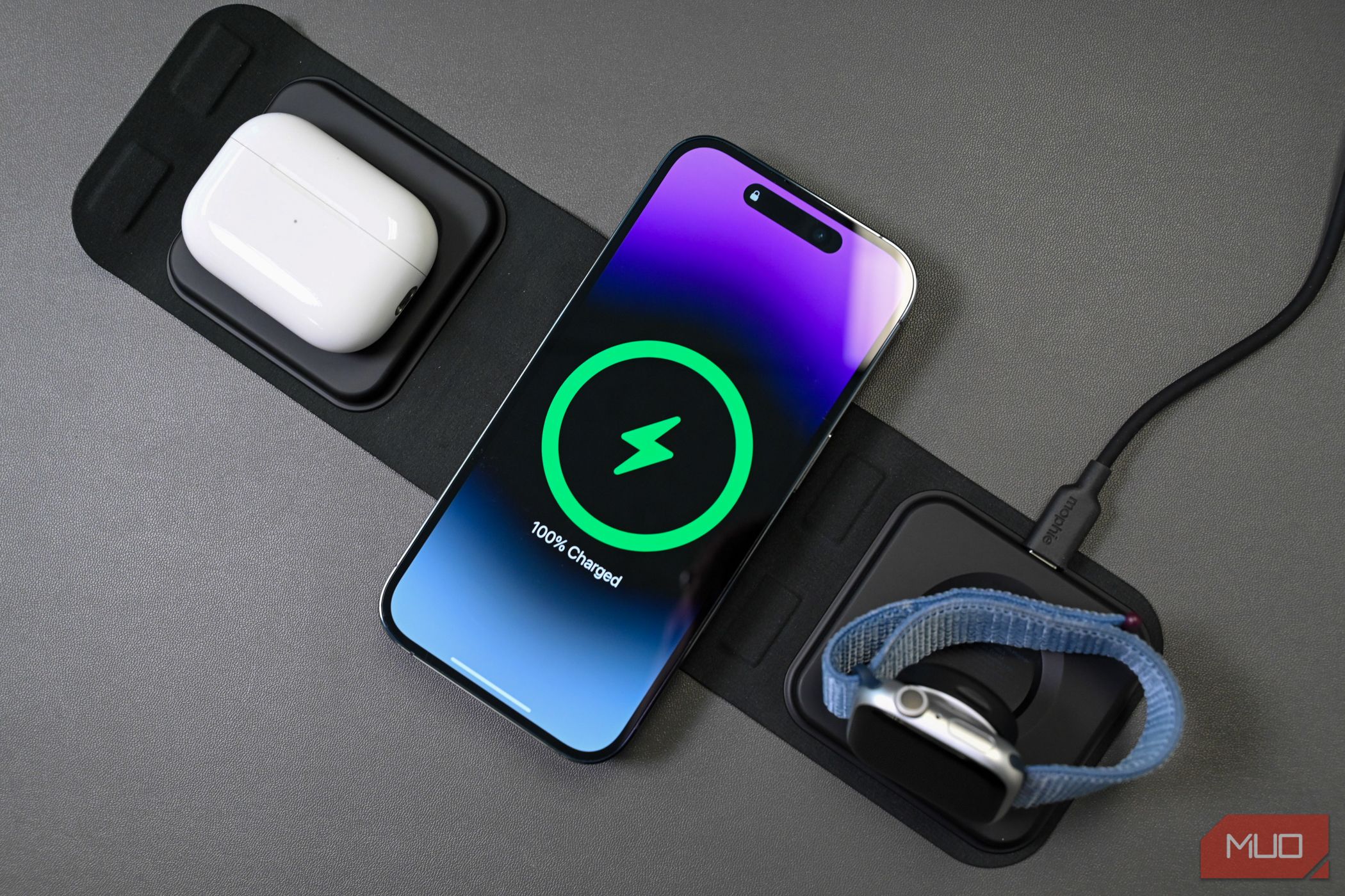 شاحن سفر Mophie 3 في 1، مزود بشاحن iPhone وAirPods وApple Watch